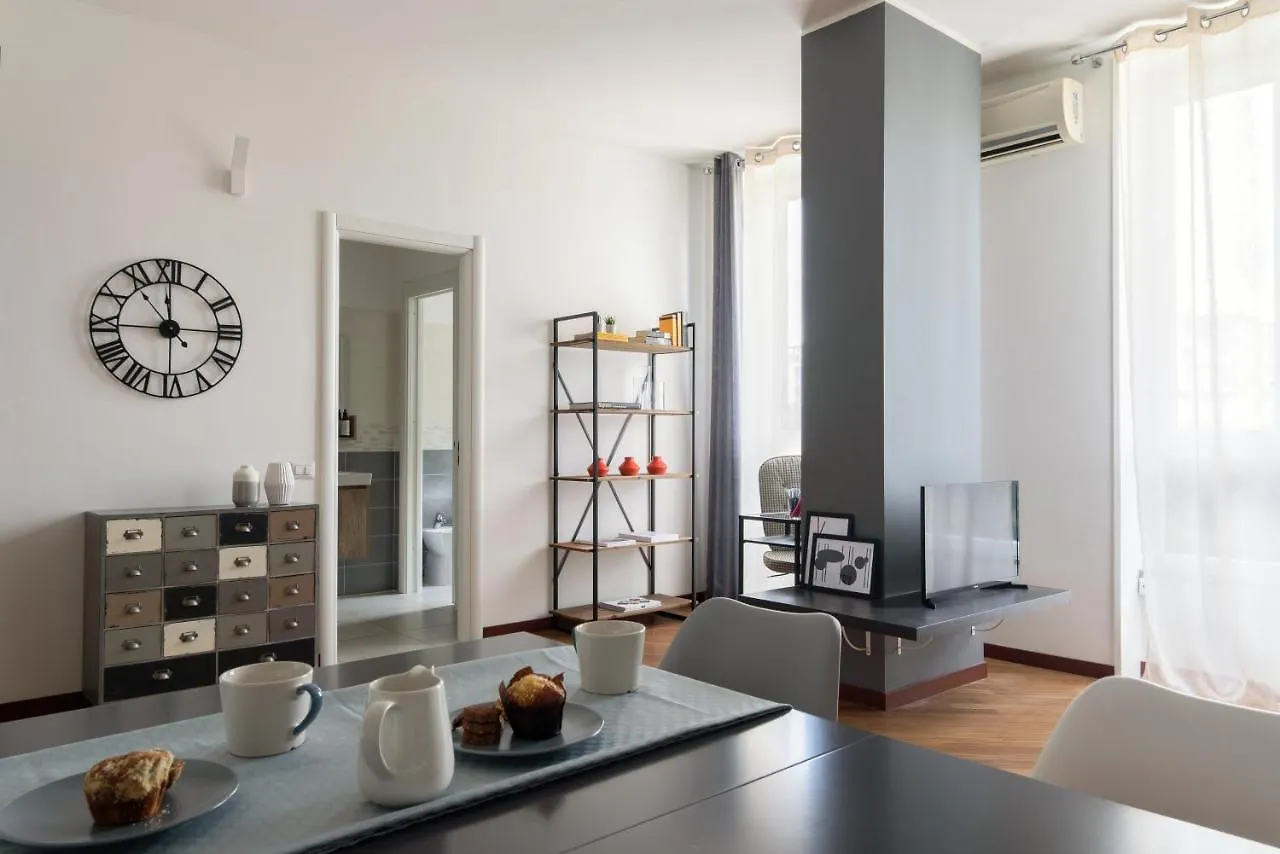 Altido Superb Flat With Home Office Near Dateo Station Mediolan